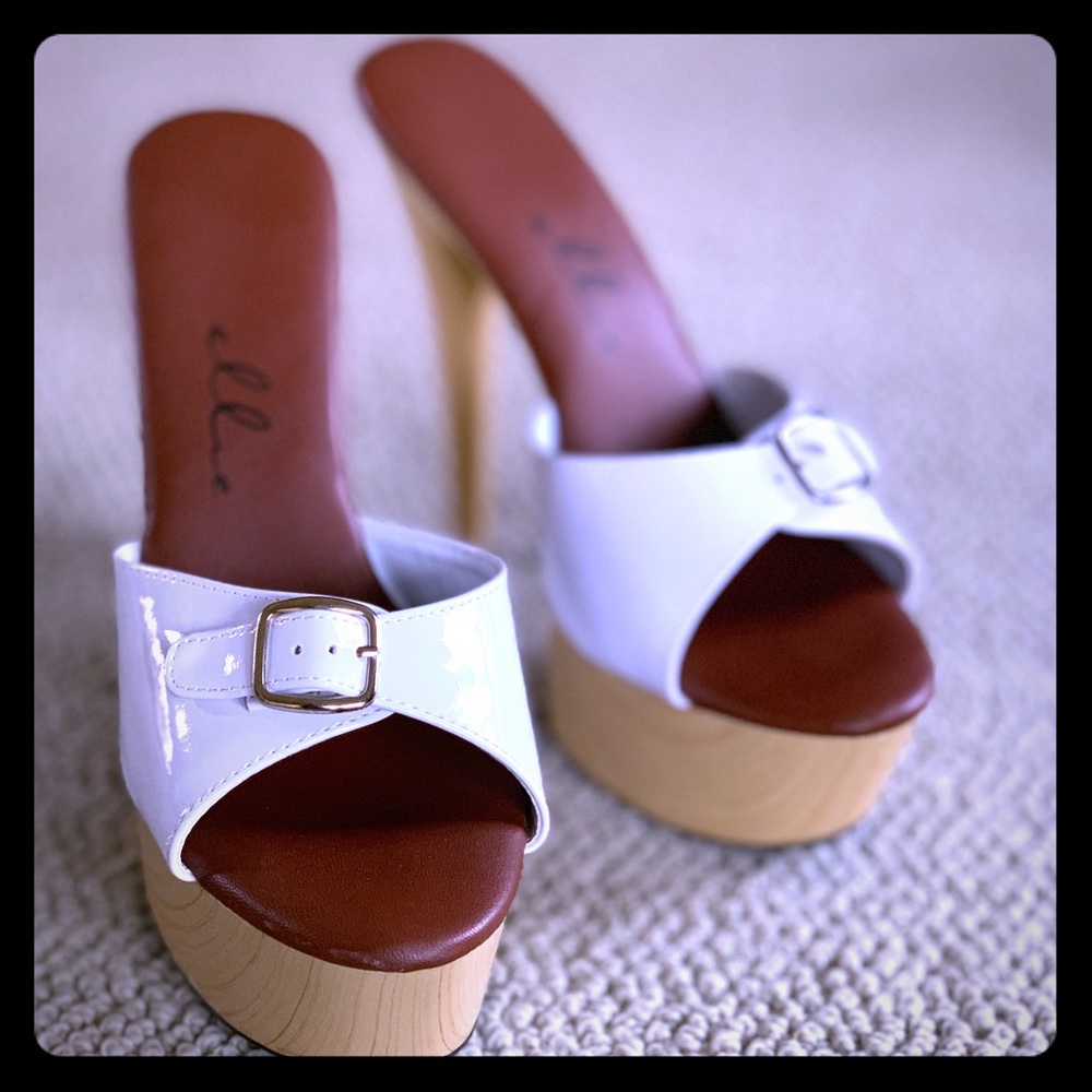 So cute! Ellie stiletto sandals with buckle